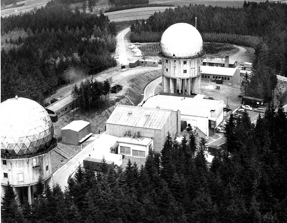 http://www.usarmygermany.com/Units/Air%20Defense/Doebraberg%20Radar%20site%201960s.jpg